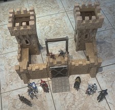 Schleich 40191 Ritterburg mit 6 Pferden & 6 Figuren (teilweise Schleich)