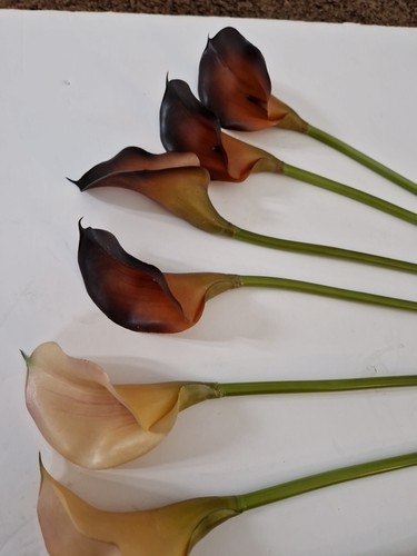 Lilys X 8 Soft Latex Flowers - Picture 3 of 6