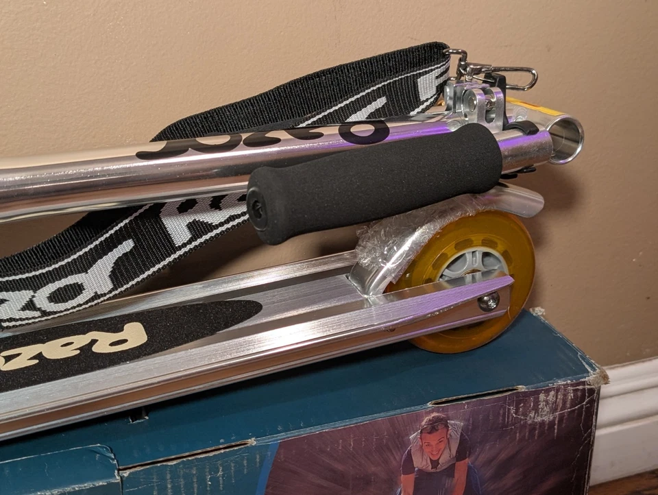 Razor Kick Scooter Vintage Principios de la década de 2000 Y2K Cromo y Negro ¡¡NUEVO EN CAJA COMO NUEVO!!! Foto 4 de 4