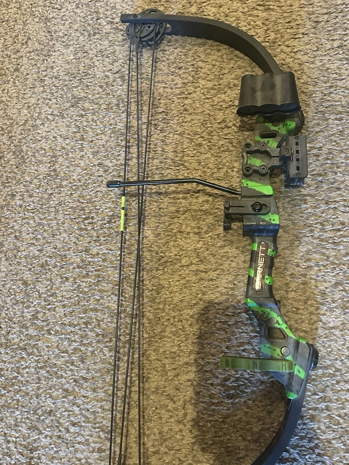Barnett Tomcat 2 Compound Youth Bow with Sights Rest and Quiver. - Image 3 of 4