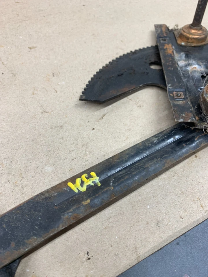 1981 1987 CHEVROLET C10 K10 K5 BLAZER RIGHT MANUAL WINDOW REGULATOR MECHANISM RH - Image 4 of 4