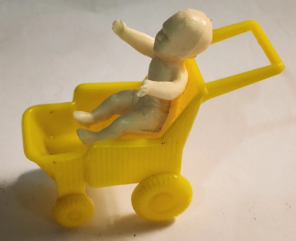 Cochecito de plástico para bebé en amarillo Foto 3 de 4