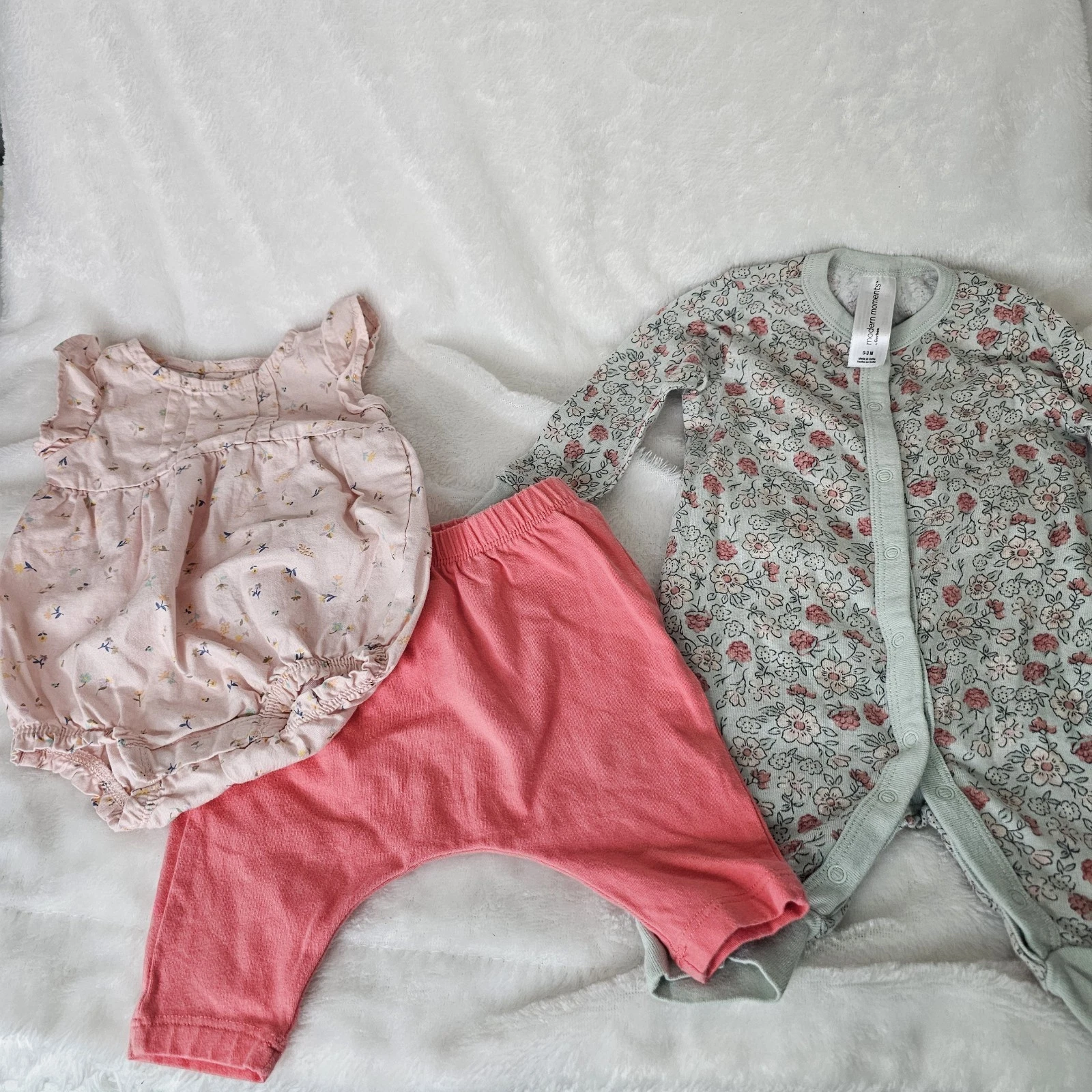 Lot of 3 Baby Girl Newborn 0-3 M Clothing Carters Old Navy Modern Moments