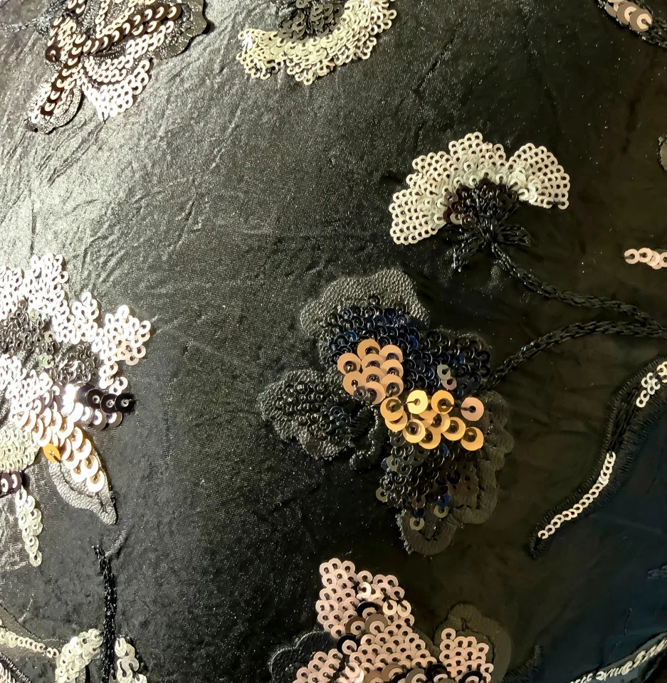 Juego de funda de cojín de terciopelo adornada a mano - bordado floral de lentejuelas dorado y plateado Foto 4 de 4