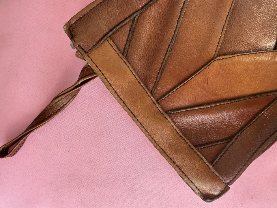 Bolso sin asas de muñeca de cuero retazos marrón vintage de los años 70 11,5x8 Foto 2 de 4