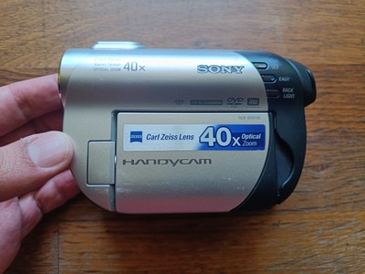 VIDEOKAMERA SONY HANDYCAM DCR-DVD106E PAL CARL ZEISS OBJEKTIV 40X OPTISCHER ZOOM