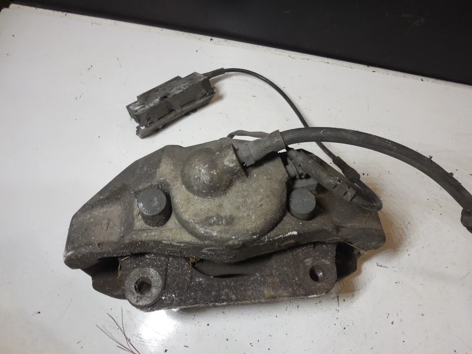 Pinça de freio dianteira esquerda 06-10 BMW E60 530xi 535Xi 60/30/X 528Xi - Imagem 4 de 4