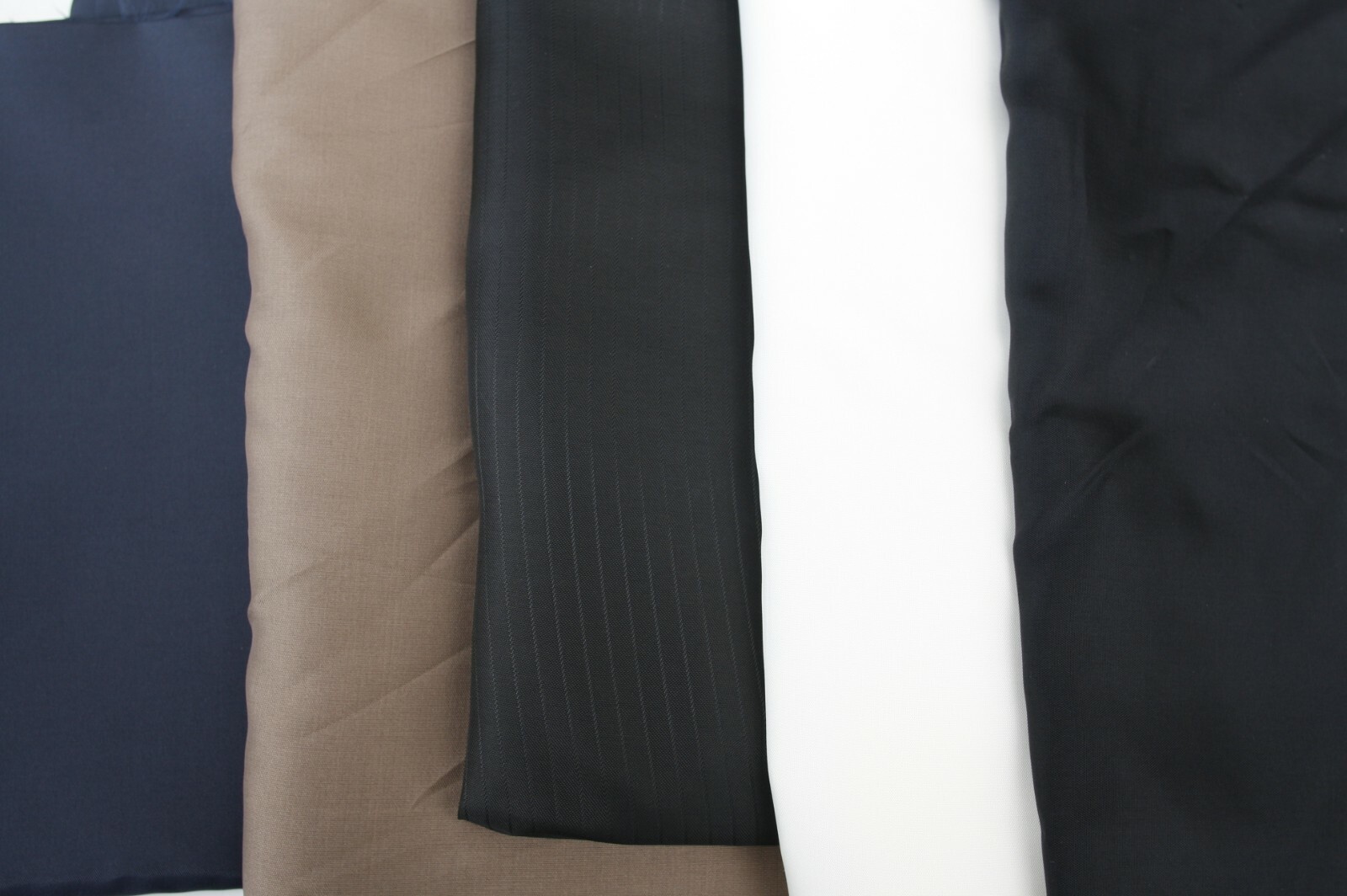 Lot de 35 coupons de tissu pour doublure de veste et manteau tons beige noir et blanc cassé