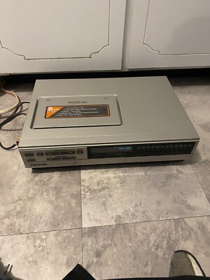 Vintage 1984 Panasonic Omnivision PV-1230 VCR Powers on *Please