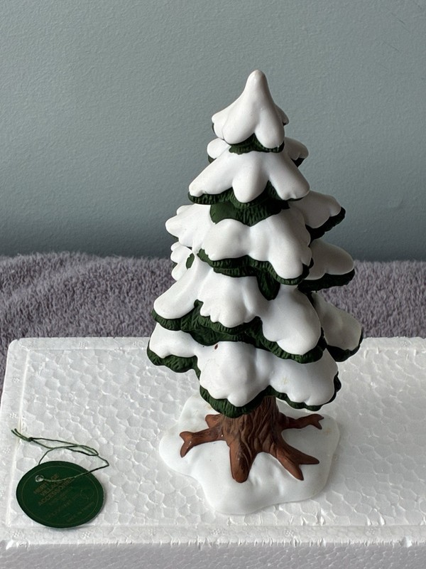 RETIRED VTG. DEPT. 56 VILLAGE PORCELAIN PINE SMALL~ BOX: VGC & TREE EXCELLENT