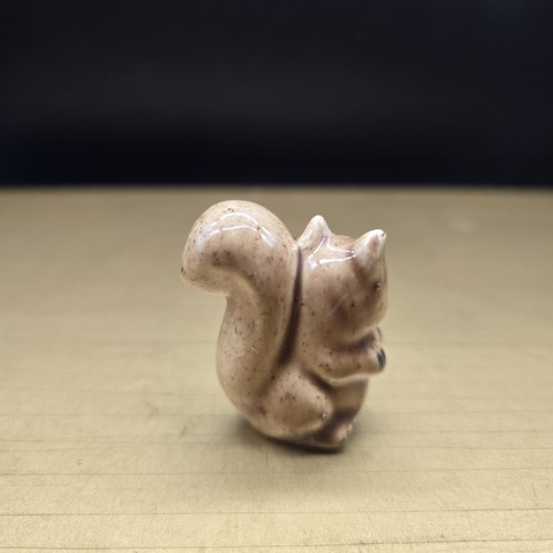 Statuina vintage in miniatura scoiattolo marrone ceramica 2" - Foto 4 di 7