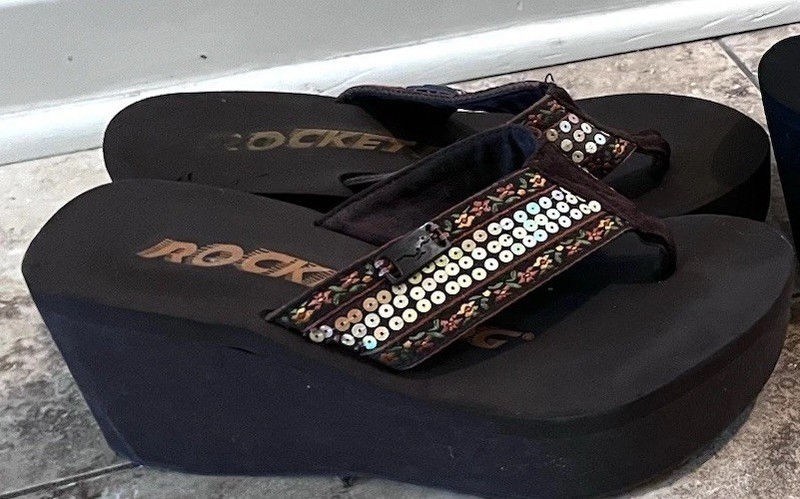 Rocket Dog Women's Wedge Flip Flop Thong Sandals 7  Brown Gold Bling Sequence