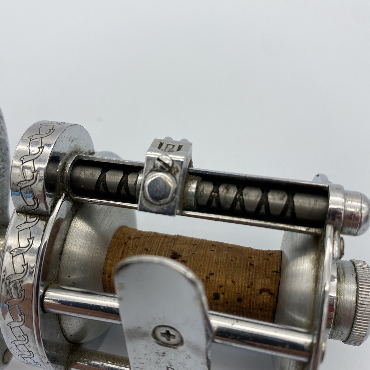 VINTAGE PFLUEGER SKILKAST 1953 WITH TAN BAKELITE KNOBS AND VINTAGE PFLUEGER SKILKAST 1953 WITH TAN BAKELITE KNOBS AND
