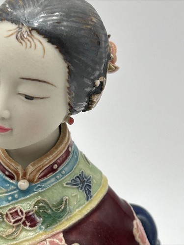 11” Chinese Porcelain Lady Petting Cat, Detailed Handmade. Missing an Earring. - Picture 3 of 19
