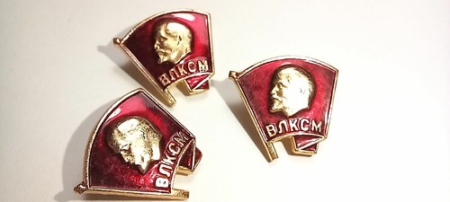 Soviet Russian Komsomol Pins Lenin's Profile on a Red Flag Lot of 3pcs - Picture 7 of 10