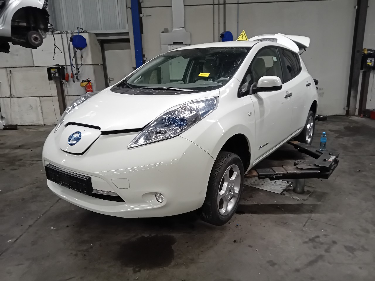 Foto 9 van Nissan Leaf Spoiler 2010-2017 12051701 EM61