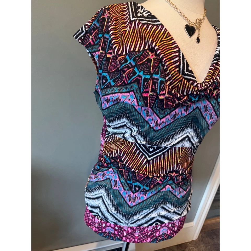 Blusa feminina Y2K 2000s Moa Moa média sem mangas gola capuz estampa colorida - Imagem 3 de 4