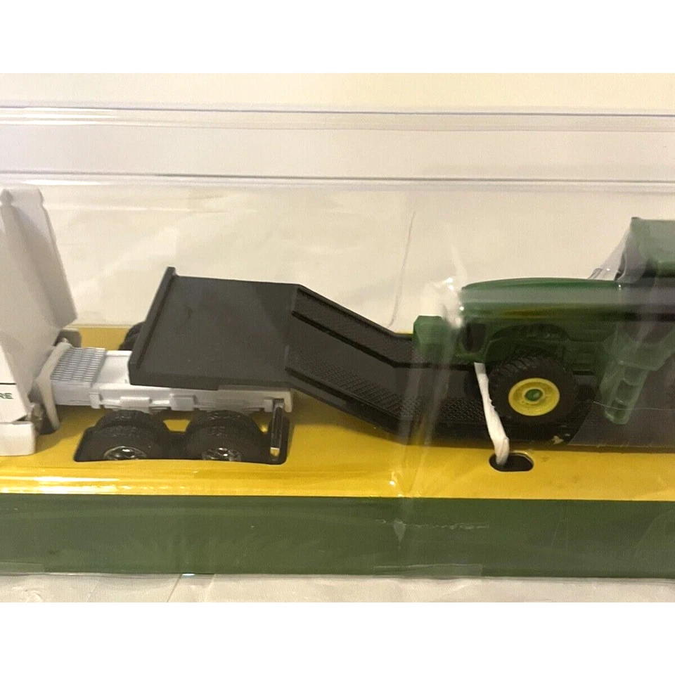 Semirremolque John Deere blanco con remolque y un tractor John Deere verde Foto 4 de 4