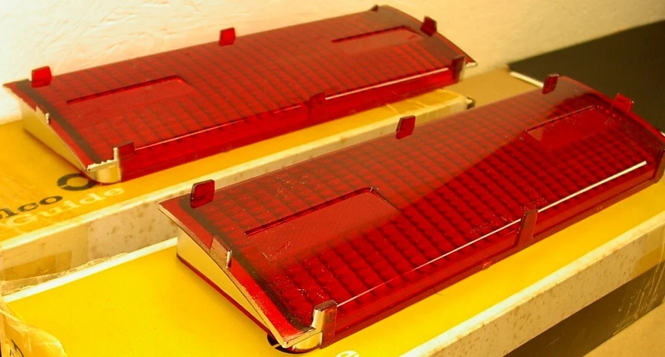 Juego de lentes de parada/lámpara trasera Oldsmobile Dynamic 88 Starfire Hardtop Guide NOS 1966 Foto 2 de 4