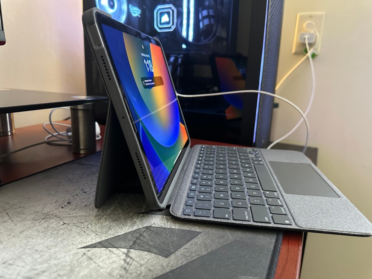 Apple iPad Air 5th Gen - Space Gray + Apple Pen + Logitech