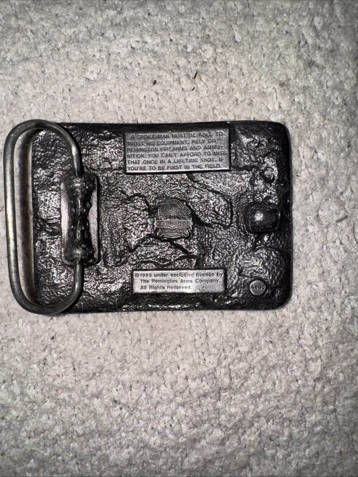 Hebilla de cinturón de metal vintage 1989 Bergamota Remington "First in the Field" Foto 2 de 3