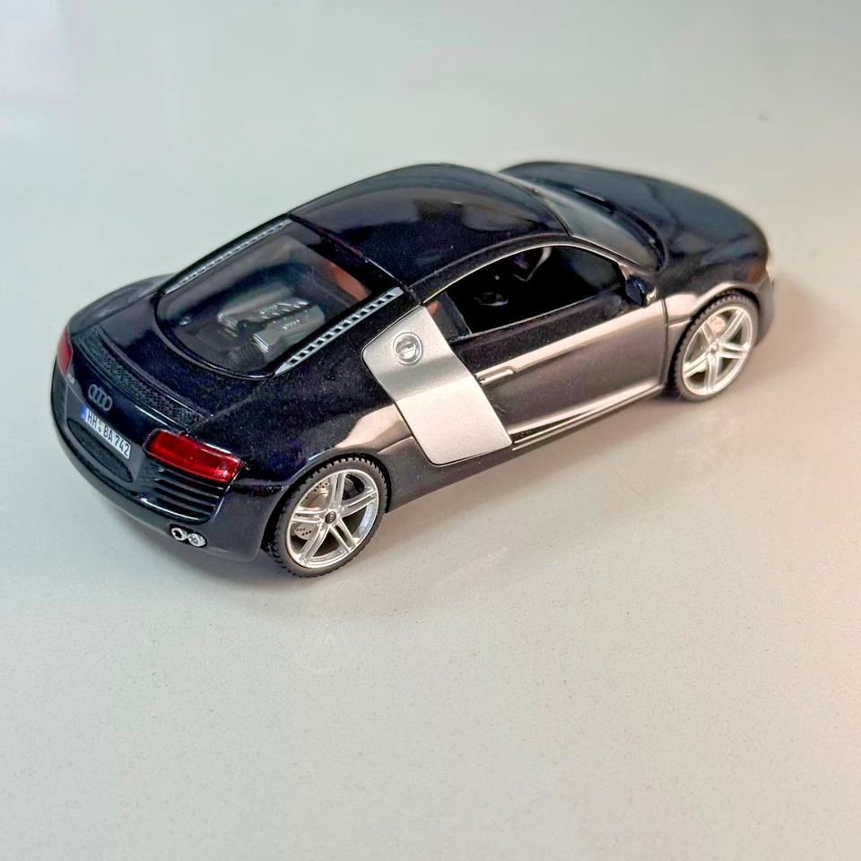 Audi R8 cupé Schuco 1:43 edición de lanzamiento - negro metálico, interior rojo - limpio Foto 2 de 4