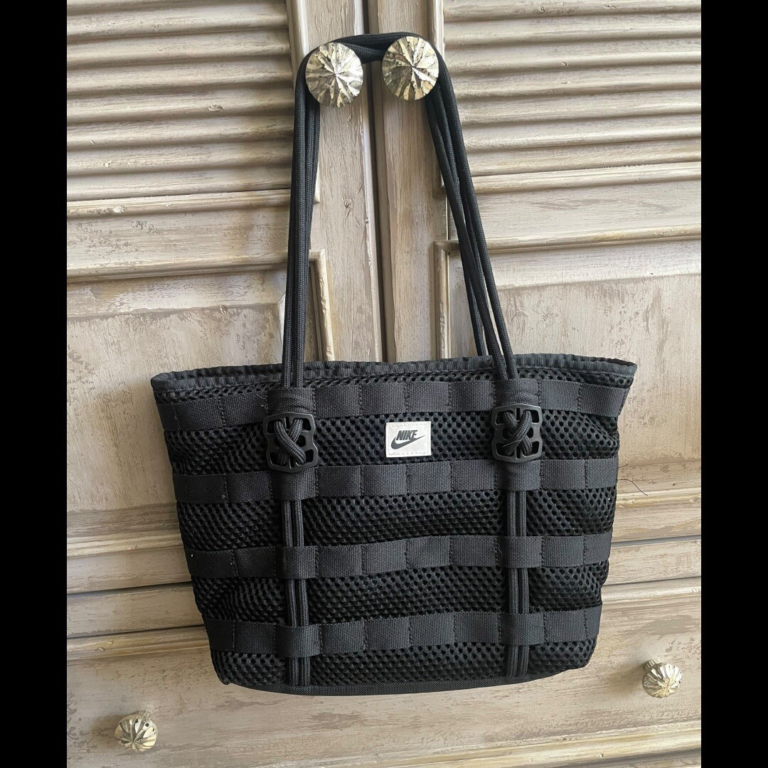 NWOT NIKE Air Black Tote Bag Insulated / Zipper Closure / Pockets