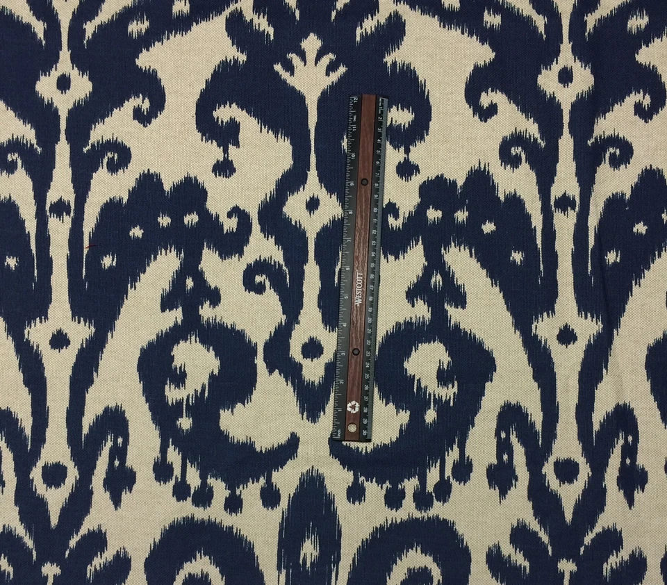 TELA DE DISEÑO BALARD DESIGNS VENICE IKAT AZUL MARINO CREMA POR YARDA 55"W Foto 3 de 4