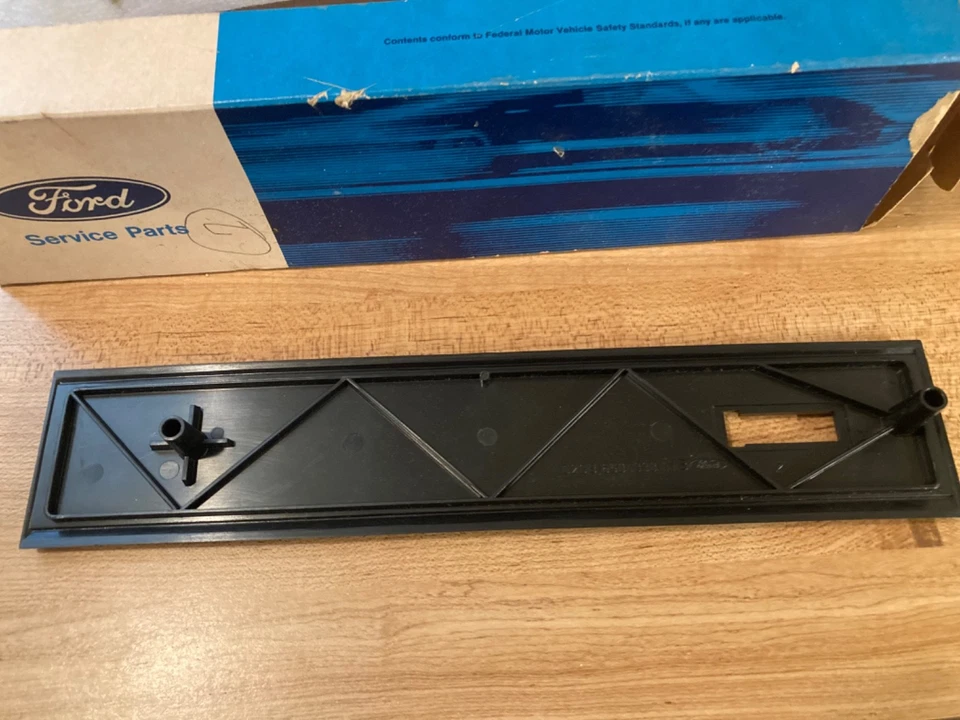 Ford Gran Torino Brougham & Squire 1972-73 panel de instrumentos lateral del pasajero Foto 4 de 4