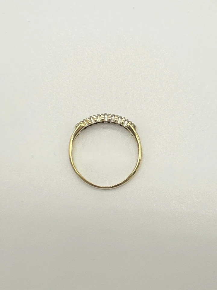 Anillo de oro de 9 quilates y tres filas de diamantes talla K1/2 envuelto en regalo Foto 4 de 4