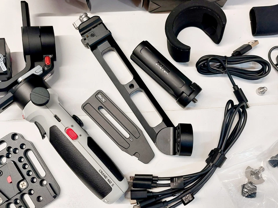 Zhiyun Crane M2S Camera Gimbal Stabilizer Handheld 3-Axis + Accessories, Case - Image 4 of 4