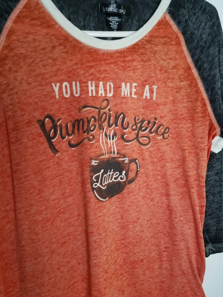 Camisa Sable Sky "YOU HAD ME AT PUMPKIN SPICE LATTES" Talla M Manga 3/4 Foto 3 de 4