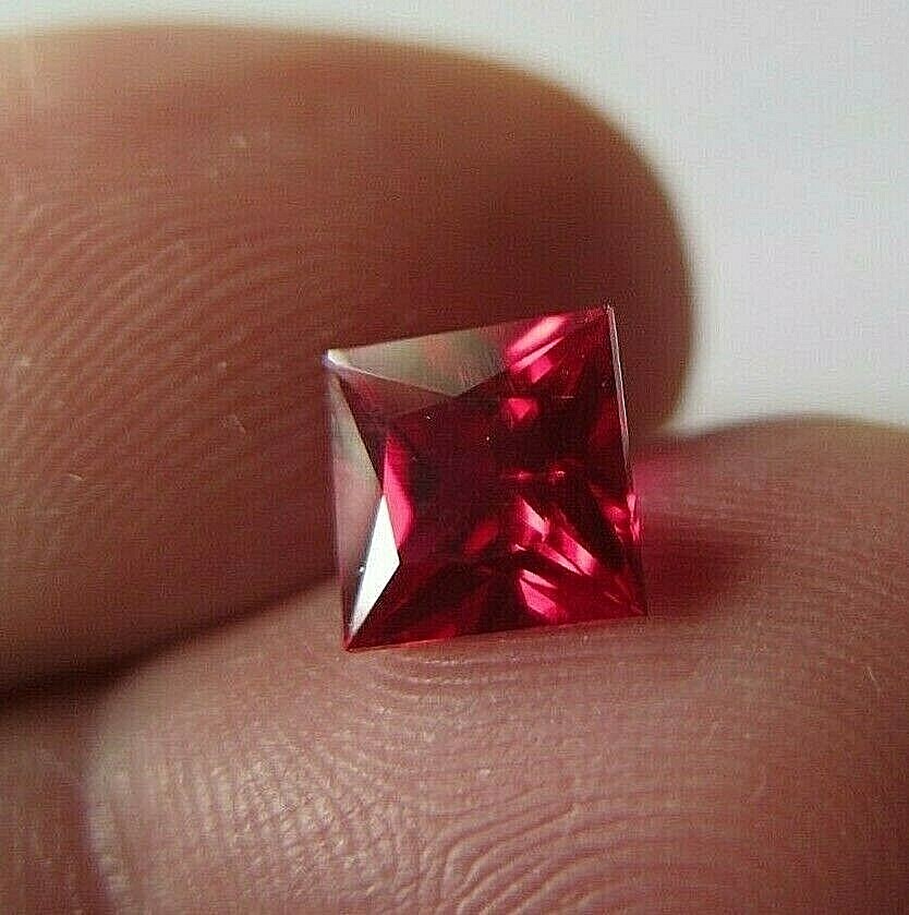 Rubis Verneuil rouge sang de pigeon 8x8mm taillé en princesse pour haute joaillerie