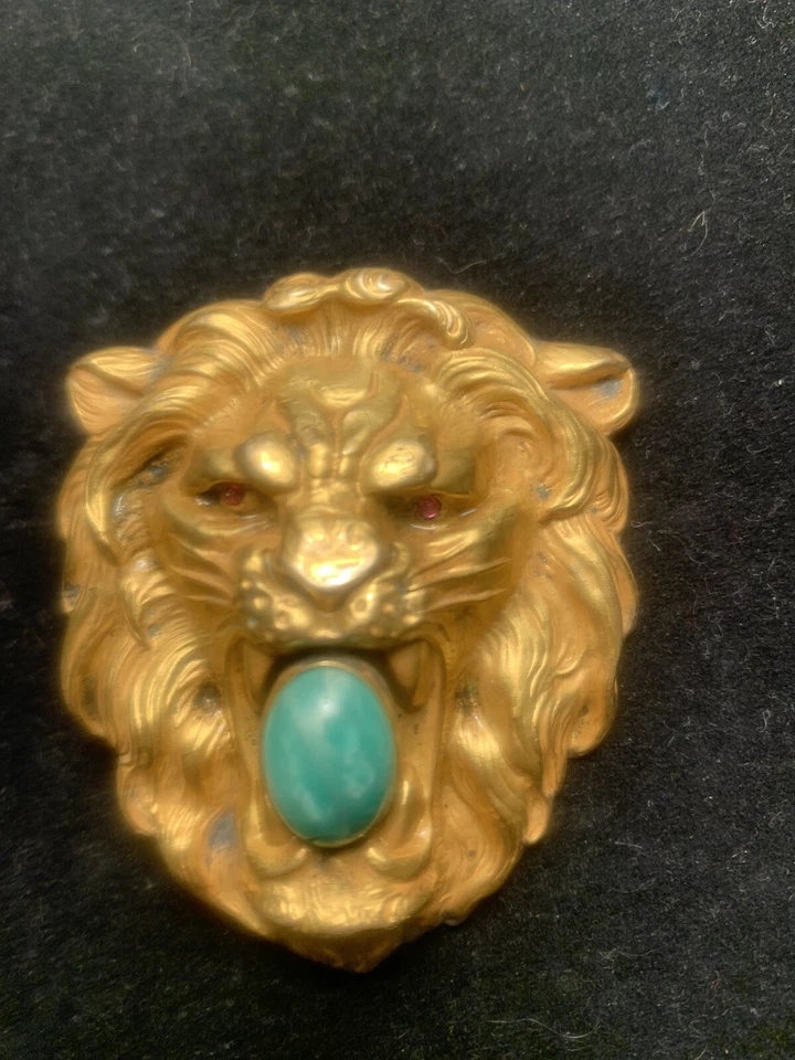 Antigua hebilla de león dorada victoriana de alto relieve con cabujón de piedra Foto 4 de 4