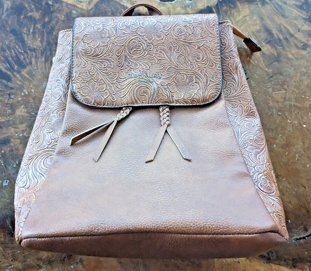 dalston leather backpack Dakota LAND Goods and zippers ensure durability and strength Dalston Tex Nylon Backpack 26L