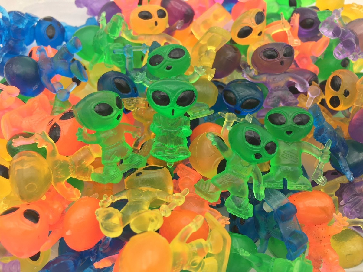 100 MINI ALIENS FIGURES CARNIVAL BIRTHDAY PARTY BAGS VENDING CAKE