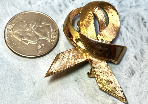 Vintage Textured Gold Tone Swirly Ribbon Brooch/Pin, signed - Bild 3 von 6