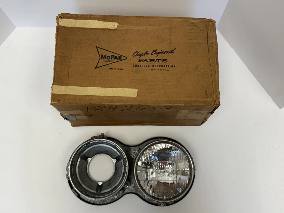 Faro doble derecho Plymouth Fury Savoy Belvedere 1959 1842682 nuevo en stock Foto 2 de 4