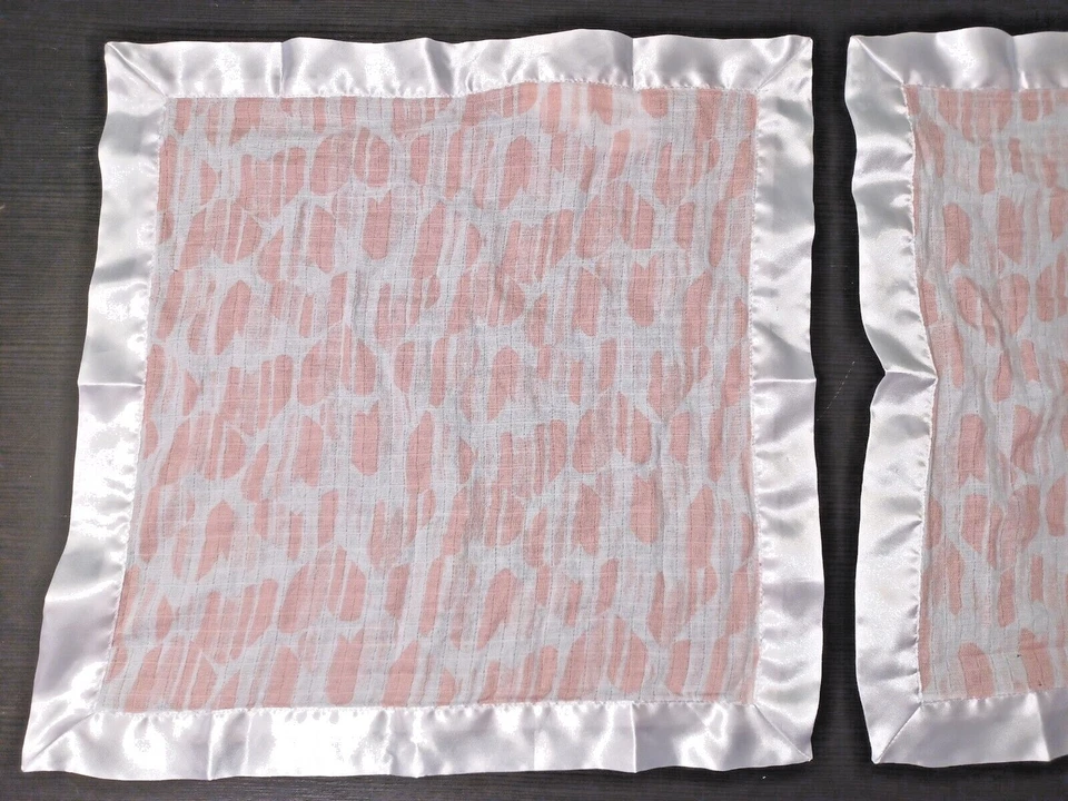Mantas de seguridad para bebé niña Aden & Anais Loveys borde satinado 2 piezas blanco rosa rosa Foto 4 de 4