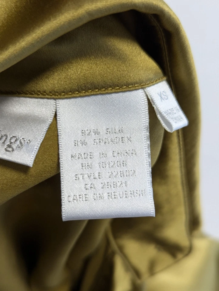 Blusa feminina Soft Surroundings tamanho XS manga longa seda botão para baixo dourada - Imagem 4 de 4