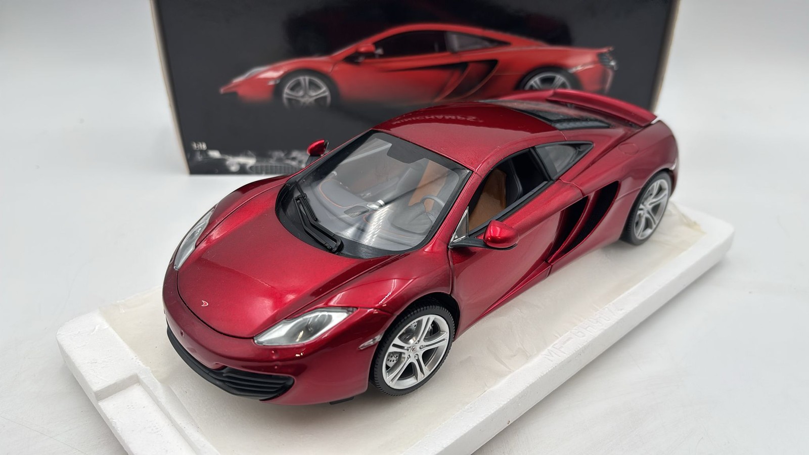 MIN110133022 Minichamps McLaren MP4-12C 2011 1/18
