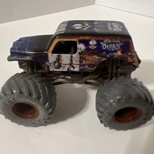 Monster Jam Son UVA Digger Hunter Vs Zombie Invasion Loose Walmart Truck 1/64
