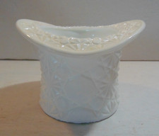VINTAGE FENTON DAISY & BUTTON TOP HAT VASE-VG -- 3 1/4"