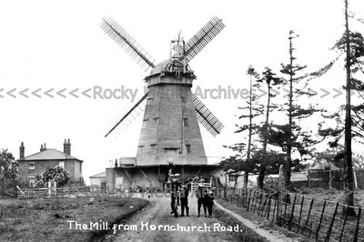 bce-70 Windmühle von Hornchurch Road, Upminster, London um 1912. Foto