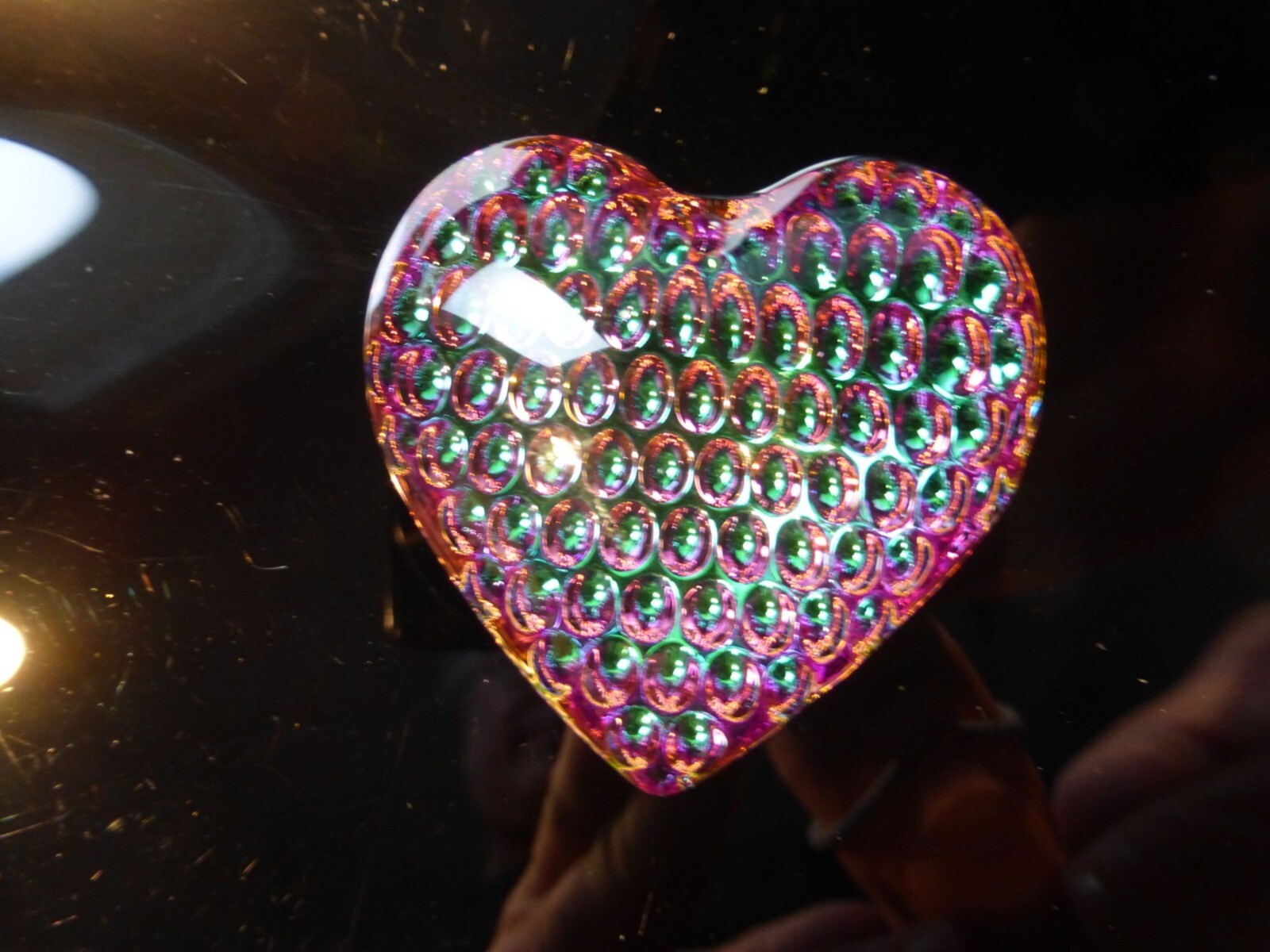Pendentif coeur en cristal reflets vert rose bleu de 4.4 cm avec dos argenté pour collier femme