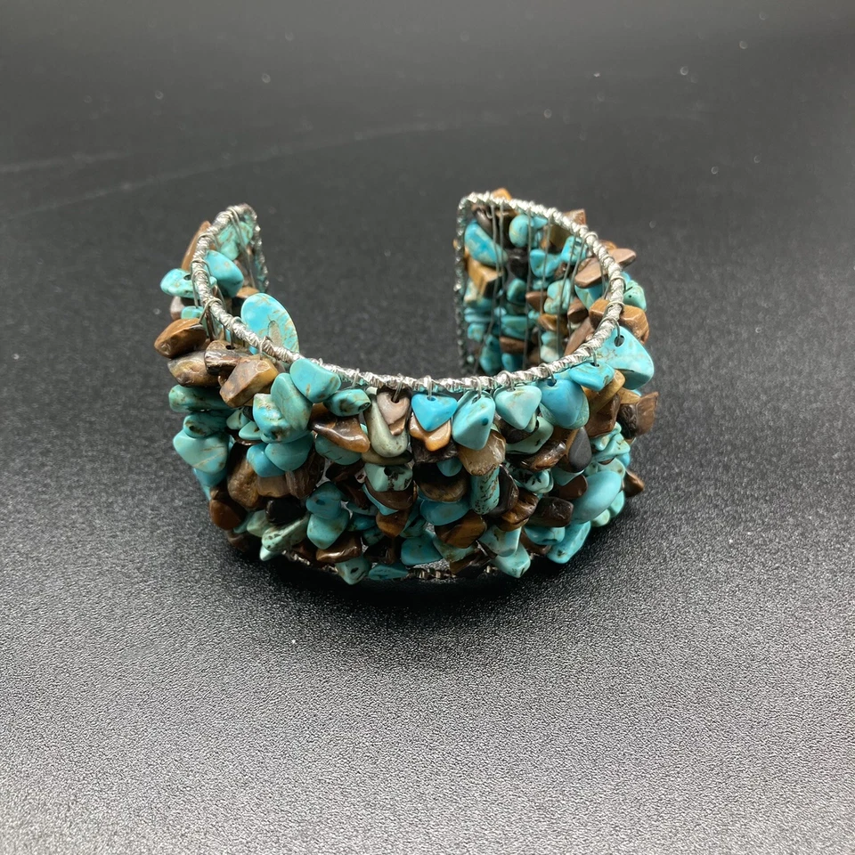 Brazalete abierto hecho artesanalmente con astillas de piedra de turquesa y jaspe tono plata Foto 3 de 4