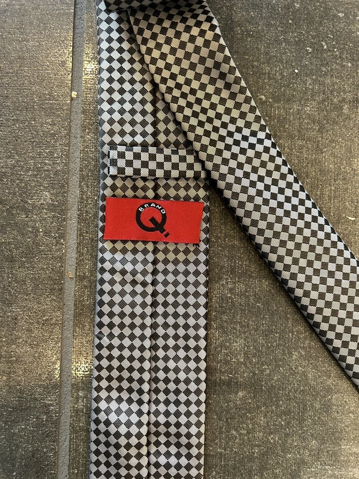 Corbata marca Q patrón a cuadros negro/blanco hecha en Italia Foto 4 de 4