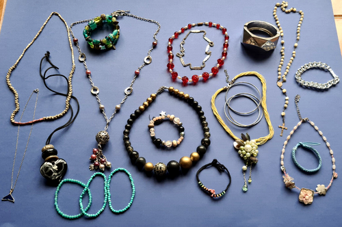 Lot Anciens Bijoux Vintage – Bracelets, Pendentifs, Fond De Tiroir