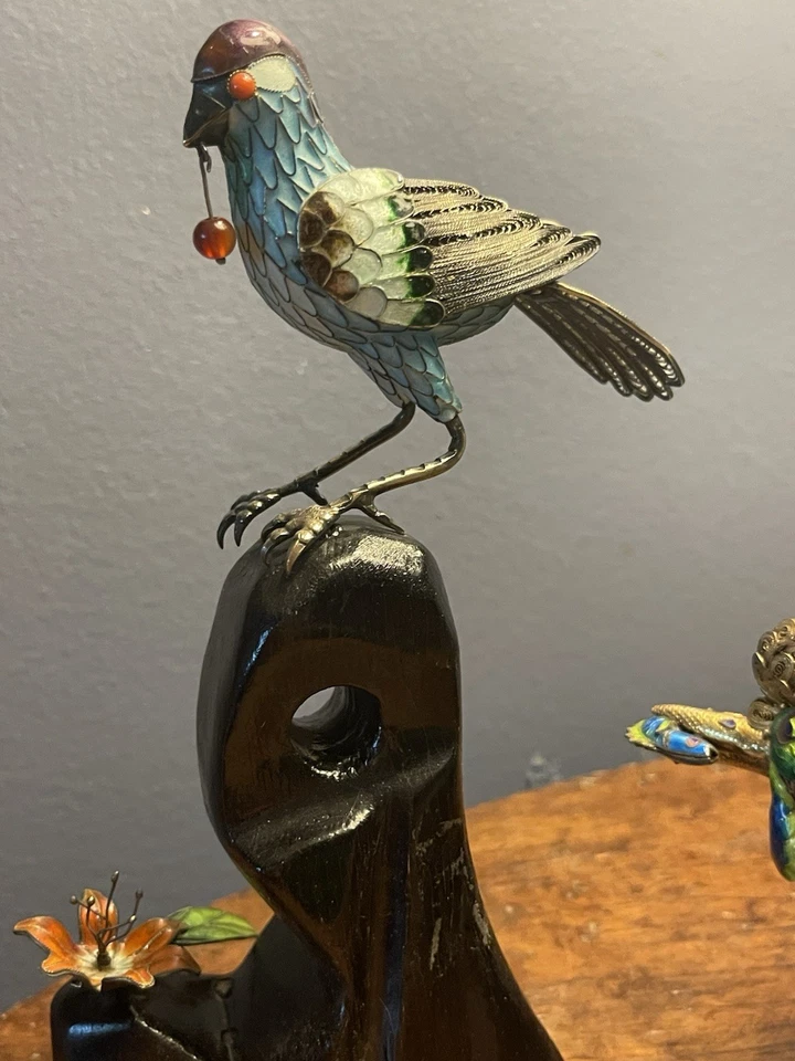 Estatuilla de pájaro cloisonne chino de plata de ley y esmalte sobre base de madera Foto 2 de 4