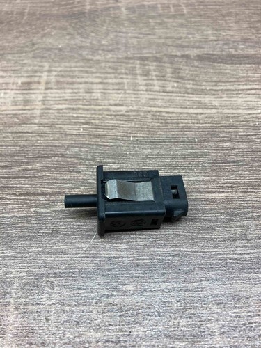 1388277 BMW 5 Series E39 Glove Box Compartment Light Switch Genuine - Picture 6 of 7